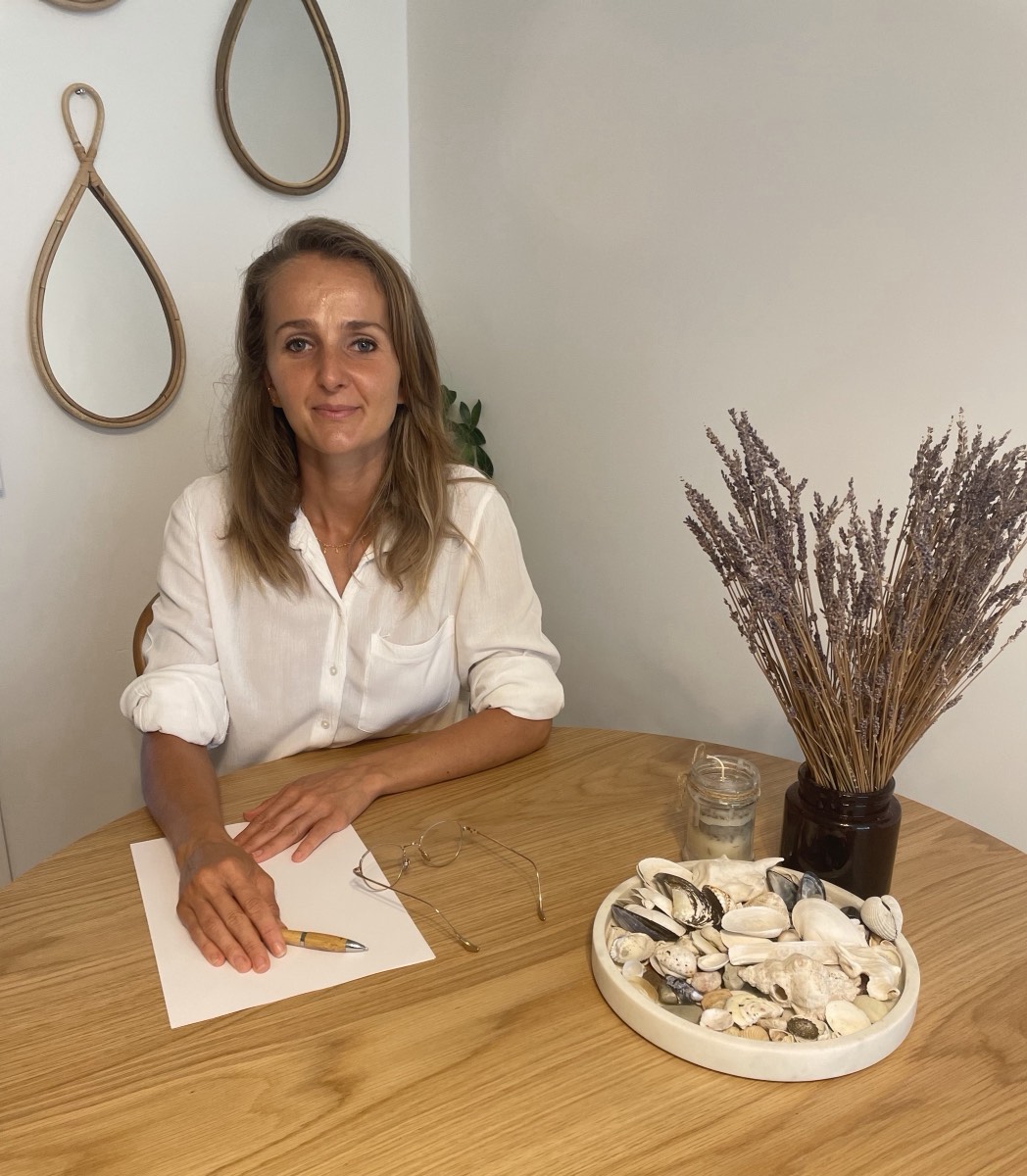 Sanja Markovic ved bordet, hvor de indledende samtaler foregår
