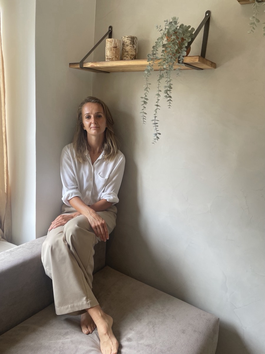 Sanja Markovic siddende i en vindueskrog i dagslys